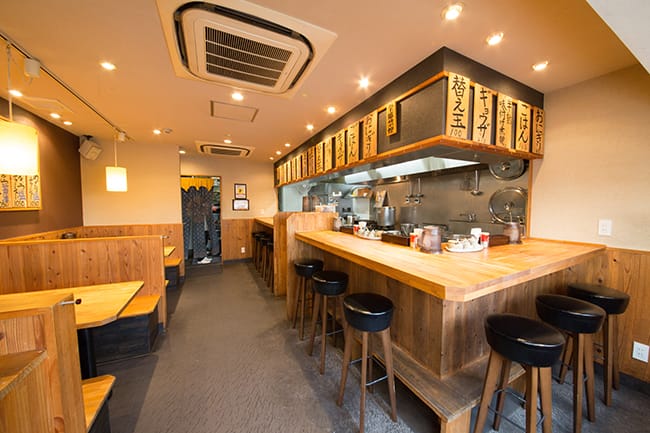 温かみのある木材を基調とした店内